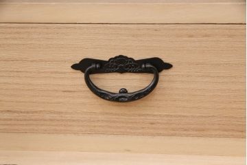 中古　ケヤキ材　漆塗りと迫力のある金具が見事な、存在感のある仙台民芸箪笥(リビングボード、引き出し、収納棚)(R-048541)