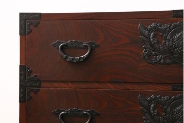 中古　ケヤキ材　漆塗りと迫力のある金具が見事な、存在感のある仙台民芸箪笥(リビングボード、引き出し、収納棚)(R-048541)