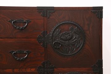 中古　ケヤキ材　漆塗りと迫力のある金具が見事な、存在感のある仙台民芸箪笥(リビングボード、引き出し、収納棚)(R-048541)