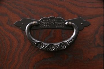 中古　ケヤキ材　漆塗りと迫力のある金具が見事な、存在感のある仙台民芸箪笥(リビングボード、引き出し、収納棚)(R-048541)