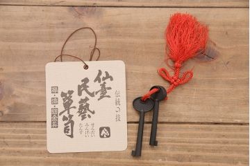 中古　ケヤキ材　漆塗りと迫力のある金具が見事な、存在感のある仙台民芸箪笥(リビングボード、引き出し、収納棚)(R-048541)