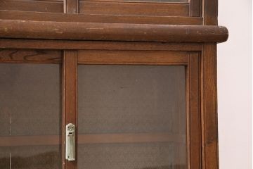 【簡易リペア限定品】アンティーク建具　栓材　レトロな引手が懐かしい雰囲気を醸しだす重ね戸棚(キャビネット、ガラスケース、ガラス戸棚、収納棚、食器棚、引き出し)(R-048542)