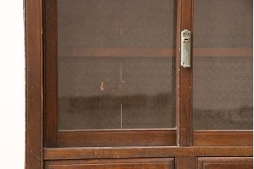 【簡易リペア限定品】アンティーク建具　栓材　レトロな引手が懐かしい雰囲気を醸しだす重ね戸棚(キャビネット、ガラスケース、ガラス戸棚、収納棚、食器棚、引き出し)(R-048542)