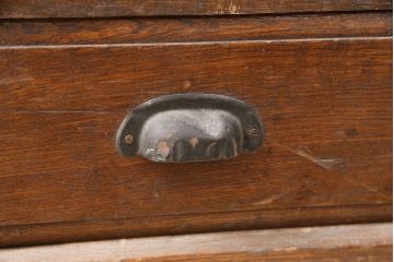 【簡易リペア限定品】アンティーク建具　栓材　レトロな引手が懐かしい雰囲気を醸しだす重ね戸棚(キャビネット、ガラスケース、ガラス戸棚、収納棚、食器棚、引き出し)(R-048542)