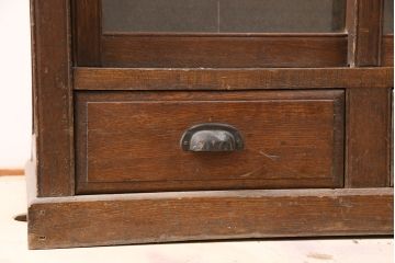【簡易リペア限定品】アンティーク建具　栓材　レトロな引手が懐かしい雰囲気を醸しだす重ね戸棚(キャビネット、ガラスケース、ガラス戸棚、収納棚、食器棚、引き出し)(R-048542)