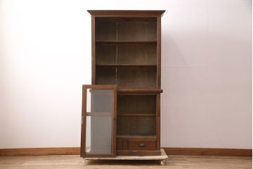 アンティーク家具　栓材　レトロな引手が懐かしい雰囲気を醸しだす重ね戸棚(キャビネット、ガラスケース、ガラス戸棚、収納棚、食器棚、引き出し)(R-048542)