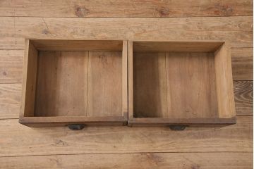 アンティーク家具　栓材　レトロな引手が懐かしい雰囲気を醸しだす重ね戸棚(キャビネット、ガラスケース、ガラス戸棚、収納棚、食器棚、引き出し)(R-048542)