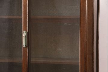 アンティーク家具　栓材　レトロな引手が懐かしい雰囲気を醸しだす重ね戸棚(キャビネット、ガラスケース、ガラス戸棚、収納棚、食器棚、引き出し)(R-048542)