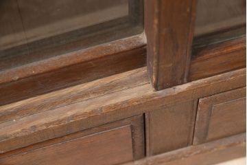 アンティーク家具　栓材　レトロな引手が懐かしい雰囲気を醸しだす重ね戸棚(キャビネット、ガラスケース、ガラス戸棚、収納棚、食器棚、引き出し)(R-048542)