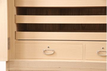 中古　伝統工芸　春日部桐たんす　衣装盆付き　飾り金具が美しい!上品な佇まいが魅力の総桐箪笥(引き出し、チェスト、和タンス、衣装箪笥、着物箪笥)(定価約98万円)(R-048543)