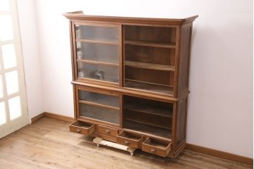 アンティーク家具　栓材　味わい深い木肌とレトロな引手が魅力の重ね戸棚(キャビネット、ガラスケース、ガラス戸棚、収納棚、食器棚、引き出し)(R-048544)