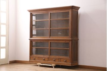 アンティーク家具　栓材　味わい深い木肌とレトロな引手が魅力の重ね戸棚(キャビネット、ガラスケース、ガラス戸棚、収納棚、食器棚、引き出し)(R-048544)