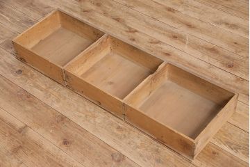 アンティーク家具　栓材　味わい深い木肌とレトロな引手が魅力の重ね戸棚(キャビネット、ガラスケース、ガラス戸棚、収納棚、食器棚、引き出し)(R-048544)