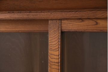 アンティーク家具　栓材　味わい深い木肌とレトロな引手が魅力の重ね戸棚(キャビネット、ガラスケース、ガラス戸棚、収納棚、食器棚、引き出し)(R-048544)