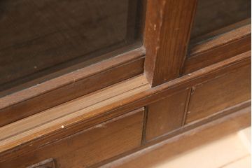 アンティーク家具　栓材　味わい深い木肌とレトロな引手が魅力の重ね戸棚(キャビネット、ガラスケース、ガラス戸棚、収納棚、食器棚、引き出し)(R-048544)