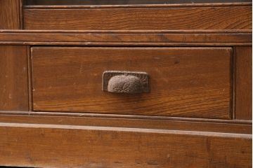 アンティーク家具　栓材　味わい深い木肌とレトロな引手が魅力の重ね戸棚(キャビネット、ガラスケース、ガラス戸棚、収納棚、食器棚、引き出し)(R-048544)