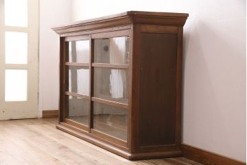 アンティーク家具　栓材　収納力抜群!味わい深い木肌が魅力の戸棚(キャビネット、ガラスケース、ガラス戸棚、収納棚)(R-048545)