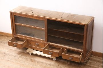 アンティーク家具　栓材　味わい深い木肌とレトロな引手が魅力の戸棚(キャビネット、ガラス戸棚、引き出し、収納棚、食器棚)(R-048546)