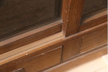 アンティーク家具　栓材　味わい深い木肌とレトロな引手が魅力の戸棚(キャビネット、ガラス戸棚、引き出し、収納棚、食器棚)(R-048546)