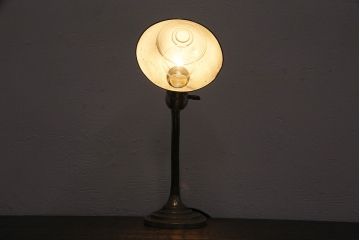 アンティーク照明　昭和レトロ　台座がいいね!使い込まれた質感が味わい深いスタンドライト(卓上照明、デスクスタンド)(R-048551)