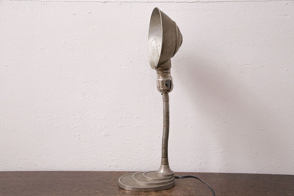 アンティーク照明　昭和レトロ　台座がいいね!使い込まれた質感が味わい深いスタンドライト(卓上照明、デスクスタンド)(R-048551)