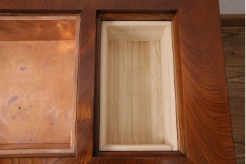 中古　総ケヤキ材　四尺　杢目が美しい!和の趣漂う重厚な佇まいの関西長火鉢(木製火鉢、囲炉裏)(R-048552)