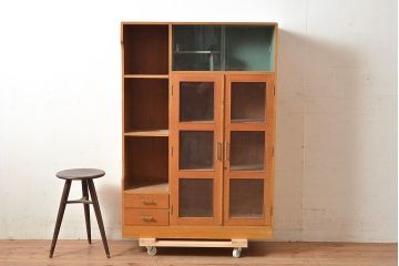 和製アンティーク　水色のペイントがアクセントのレトロな雰囲気を醸しだすブックケース(本箱、本棚、キャビネット、収納棚)(R-048554)