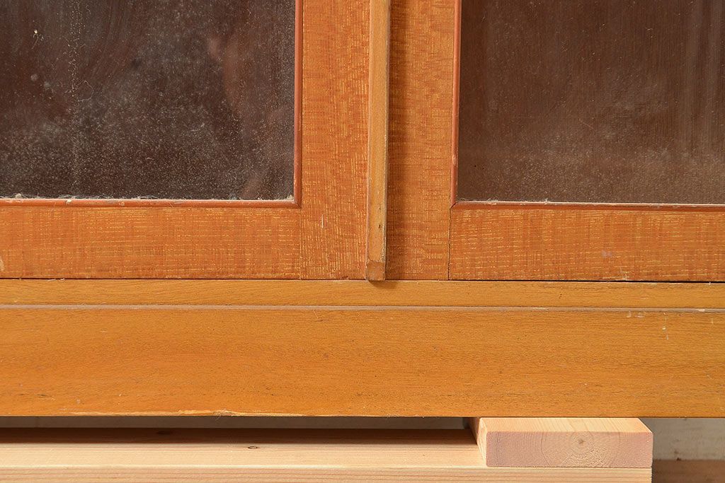 和製アンティーク　水色のペイントがアクセントのレトロな雰囲気を醸しだすブックケース(本箱、本棚、キャビネット、収納棚)(R-048554)