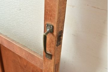 ヴィンテージ建具　昭和中期　2種類のレトロなガラスで違った輝きを楽しめる木製ドア1枚　(R-048564)
