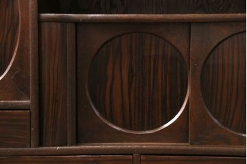 和製アンティーク　縞黒檀材の木目がアクセントになる上品な佇まいの茶棚(収納棚、飾り棚、戸棚)(R-048566)