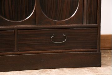 和製アンティーク　縞黒檀材の木目がアクセントになる上品な佇まいの茶棚(収納棚、飾り棚、戸棚)(R-048566)