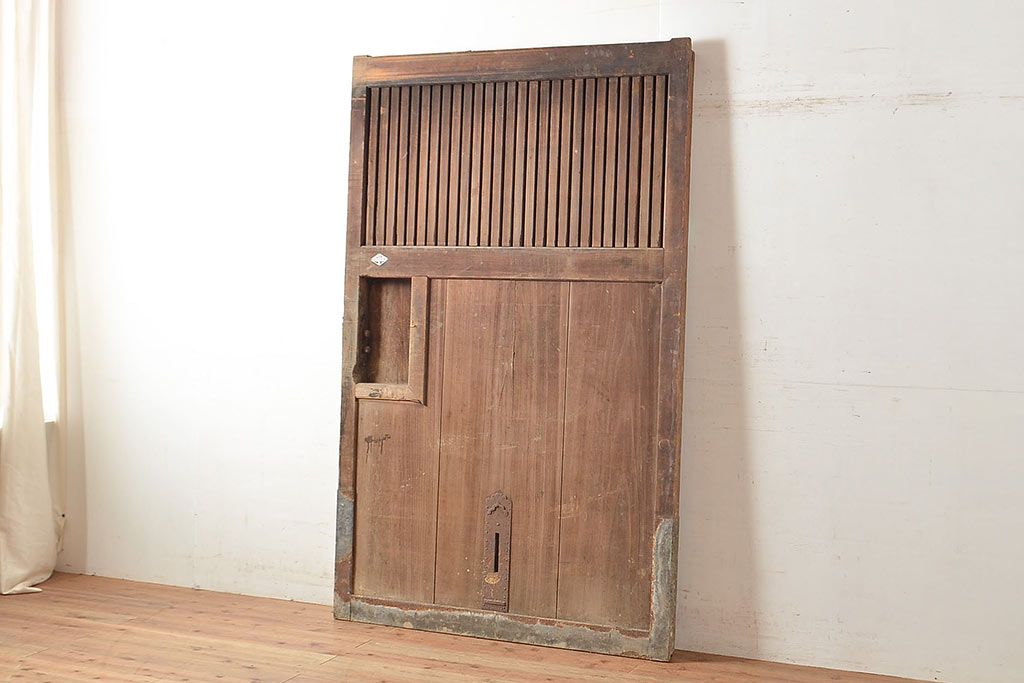 アンティーク建具　明治～大正期　整然と並ぶ縦桟が和モダンな印象を高めるヒノキ材製蔵戸1枚　(R-048567)