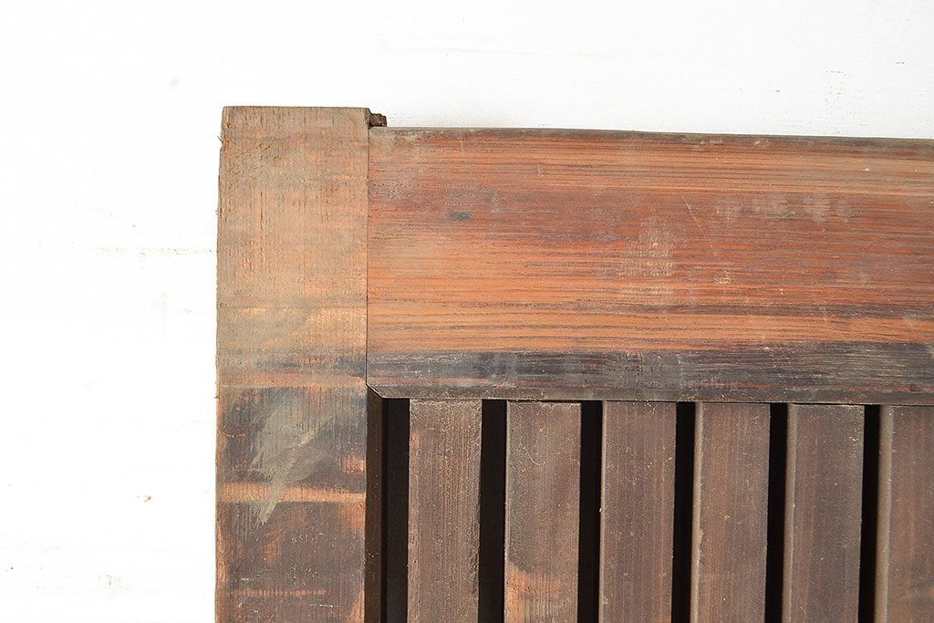 アンティーク建具　明治～大正期　整然と並ぶ縦桟が和モダンな印象を高めるヒノキ材製蔵戸1枚　(R-048567)