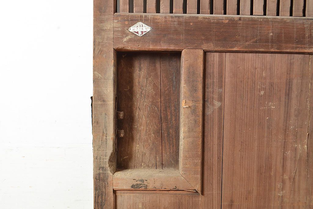 アンティーク建具　明治～大正期　整然と並ぶ縦桟が和モダンな印象を高めるヒノキ材製蔵戸1枚　(R-048567)