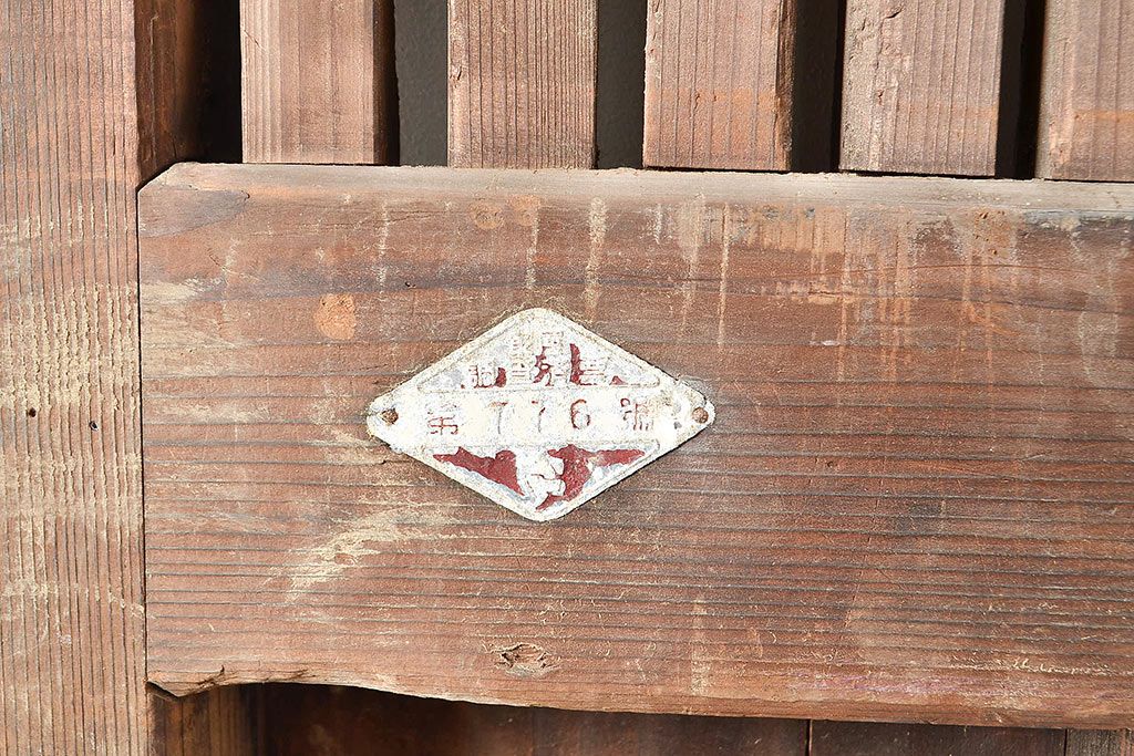 アンティーク建具　明治～大正期　整然と並ぶ縦桟が和モダンな印象を高めるヒノキ材製蔵戸1枚　(R-048567)