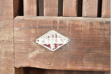 アンティーク建具　明治～大正期　整然と並ぶ縦桟が和モダンな印象を高めるヒノキ材製蔵戸1枚　(R-048567)