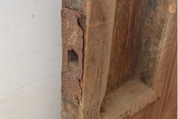 アンティーク建具　明治～大正期　整然と並ぶ縦桟が和モダンな印象を高めるヒノキ材製蔵戸1枚　(R-048567)