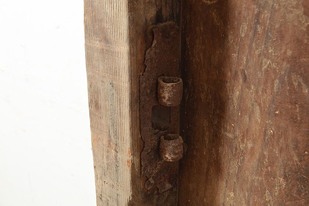 アンティーク建具　明治～大正期　整然と並ぶ縦桟が和モダンな印象を高めるヒノキ材製蔵戸1枚　(R-048567)