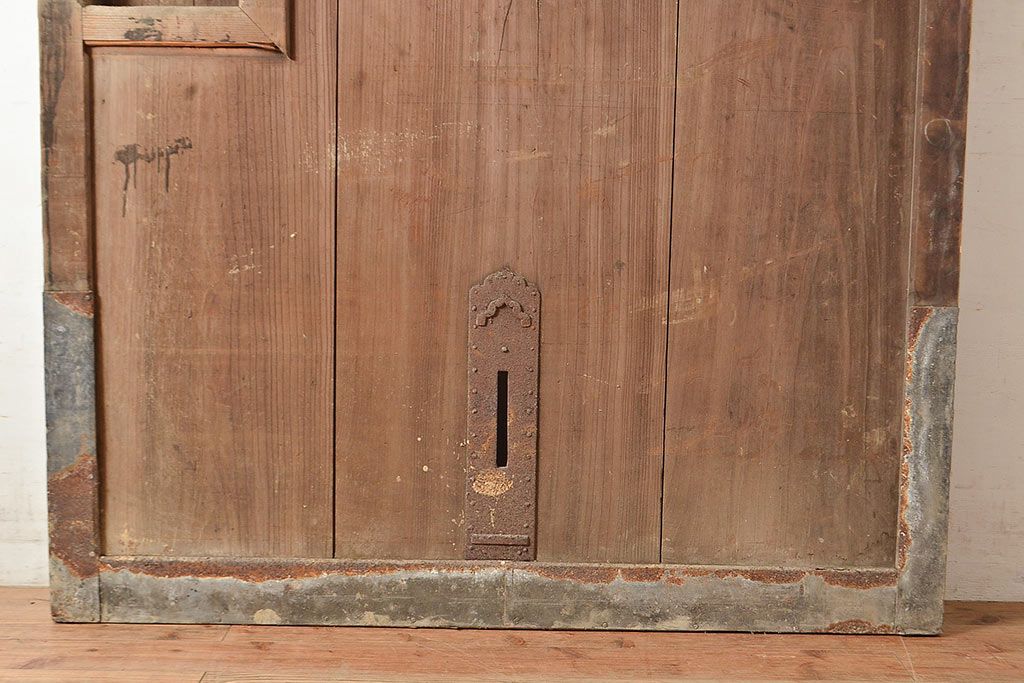 アンティーク建具　明治～大正期　整然と並ぶ縦桟が和モダンな印象を高めるヒノキ材製蔵戸1枚　(R-048567)