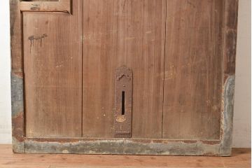 アンティーク建具　明治～大正期　整然と並ぶ縦桟が和モダンな印象を高めるヒノキ材製蔵戸1枚　(R-048567)