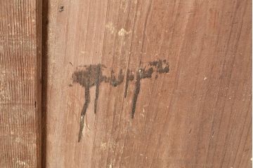 アンティーク建具　明治～大正期　整然と並ぶ縦桟が和モダンな印象を高めるヒノキ材製蔵戸1枚　(R-048567)