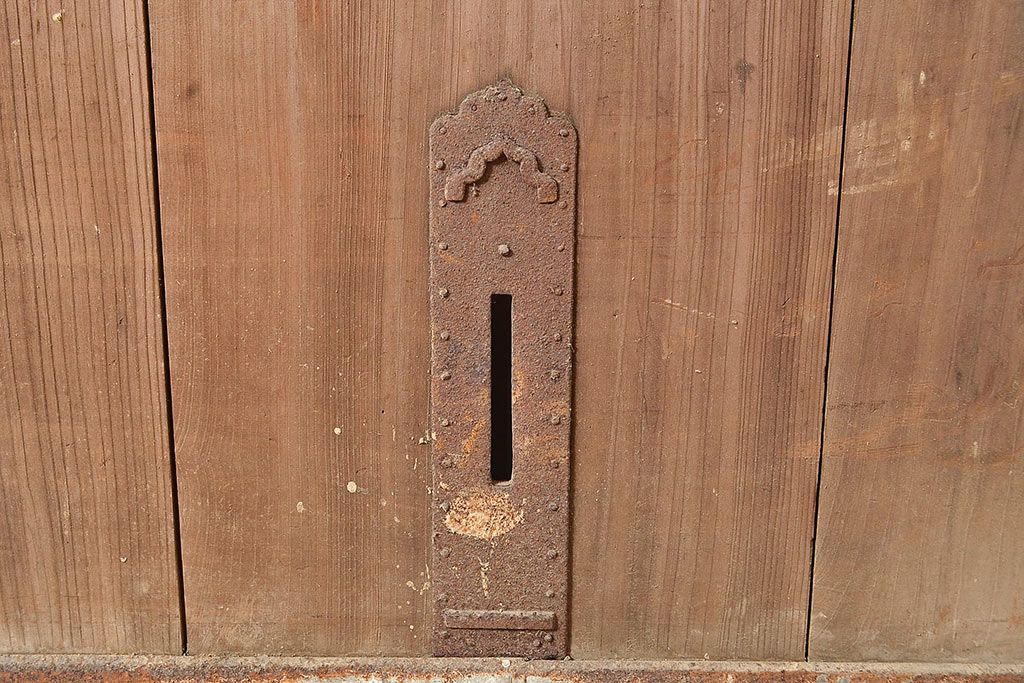 アンティーク建具　明治～大正期　整然と並ぶ縦桟が和モダンな印象を高めるヒノキ材製蔵戸1枚　(R-048567)