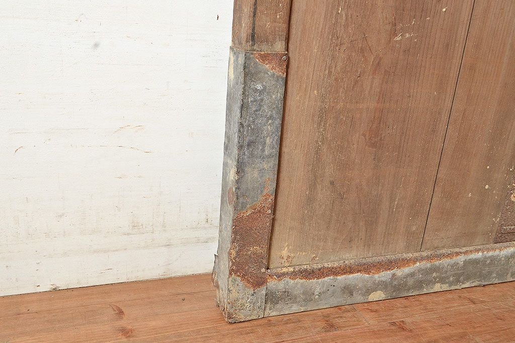 アンティーク建具　明治～大正期　整然と並ぶ縦桟が和モダンな印象を高めるヒノキ材製蔵戸1枚　(R-048567)