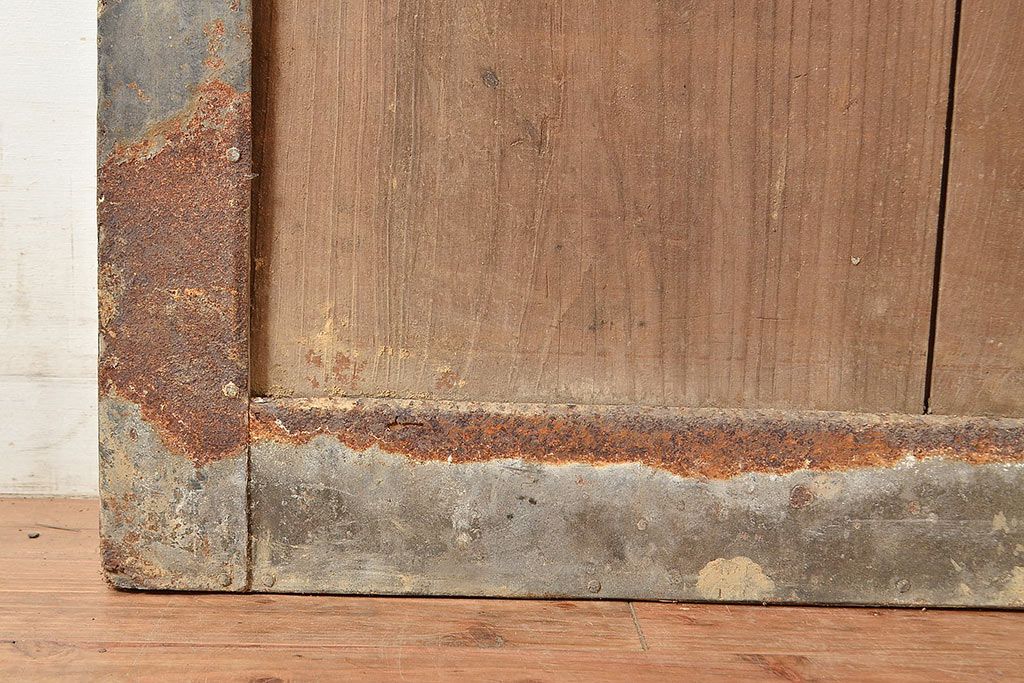 アンティーク建具　明治～大正期　整然と並ぶ縦桟が和モダンな印象を高めるヒノキ材製蔵戸1枚　(R-048567)