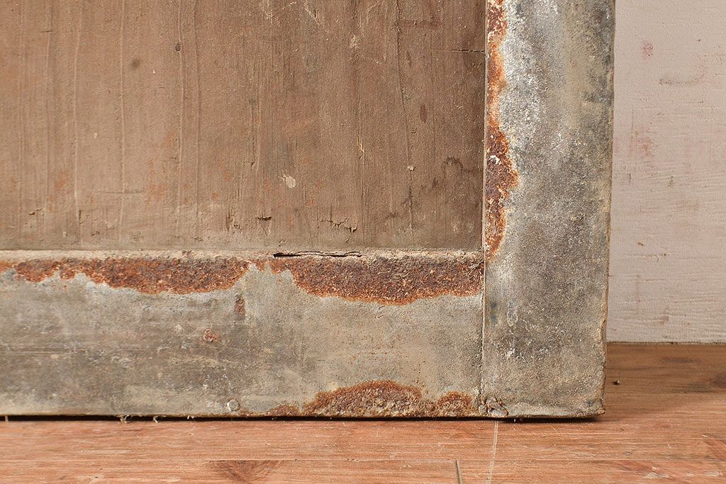 アンティーク建具　明治～大正期　整然と並ぶ縦桟が和モダンな印象を高めるヒノキ材製蔵戸1枚　(R-048567)