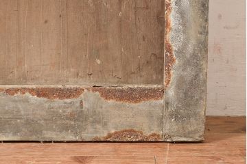 アンティーク建具　明治～大正期　整然と並ぶ縦桟が和モダンな印象を高めるヒノキ材製蔵戸1枚　(R-048567)