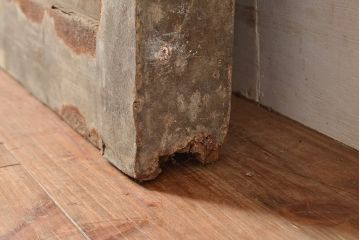 アンティーク建具　明治～大正期　整然と並ぶ縦桟が和モダンな印象を高めるヒノキ材製蔵戸1枚　(R-048567)