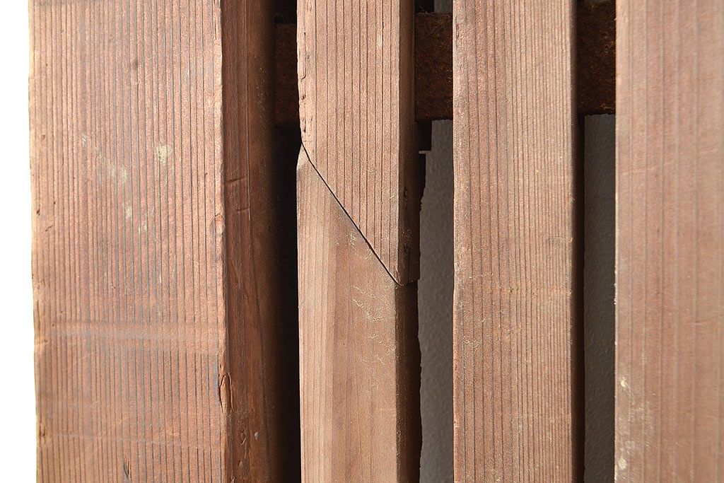 アンティーク建具　明治～大正期　整然と並ぶ縦桟が和モダンな印象を高めるヒノキ材製蔵戸1枚　(R-048567)