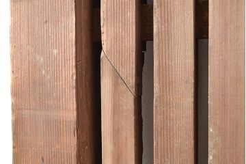 アンティーク建具　明治～大正期　整然と並ぶ縦桟が和モダンな印象を高めるヒノキ材製蔵戸1枚　(R-048567)