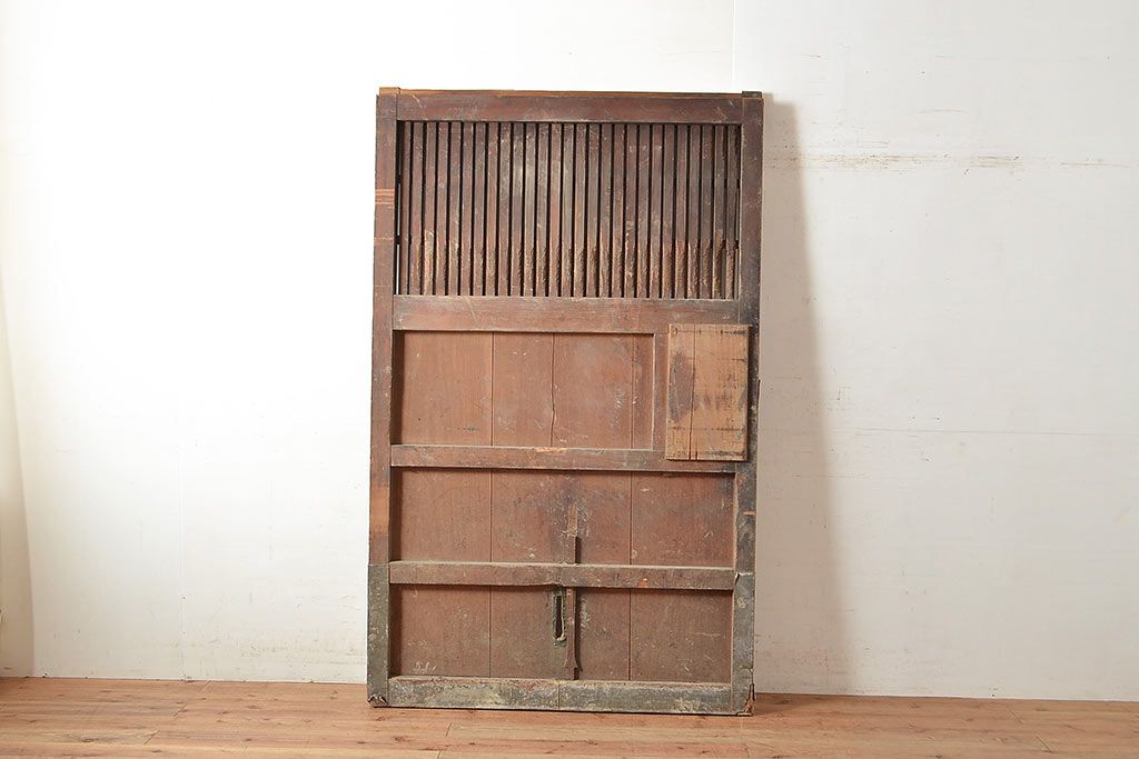 アンティーク建具　明治～大正期　整然と並ぶ縦桟が和モダンな印象を高めるヒノキ材製蔵戸1枚　(R-048567)